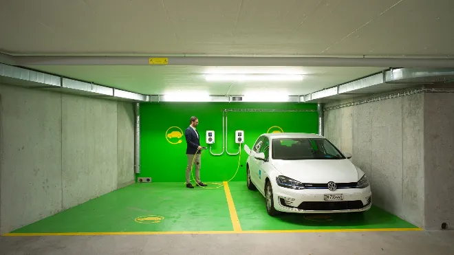 Eltop E-Mobilität Ladelösungen Solar Photovoltaik Eigenstrom Besucher laden