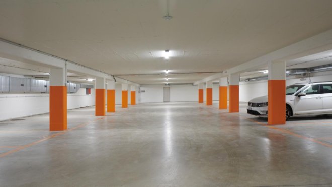 In dieser Garage wurden die ganzen Leuchten im Rahmen einer umfassenden Sanierung ersetzt. Dank einer intelligenten Steuerung wird sogar noch mehr Energie gespart.