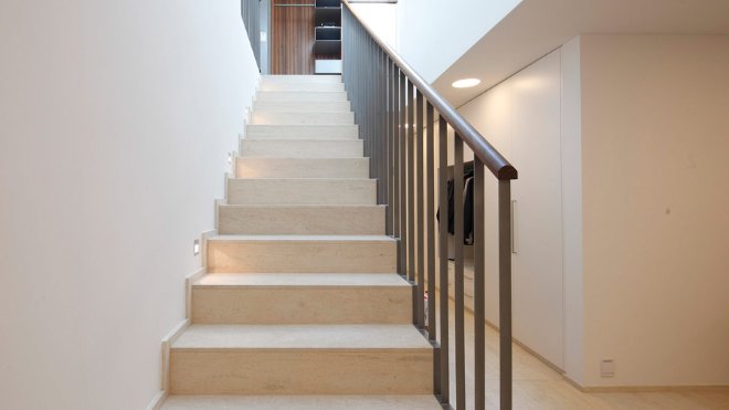 Mit einer stilvollen Treppenhausbeleuchtung zeigen Sie, dass Ihnen auch Details wichtig sind.