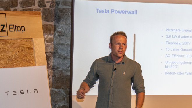 Eltop Solar Event Tech Workshop Klug Oliver Braun erklärt die Tesla Power Wall
