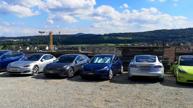 Eltop Solar Event Tech Workshop die Mitglieder des Tesla Owner's Club Helvetia TOCH erschienen zahlreich mit ihren E-Autos